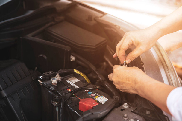 Die Hände des Automechanikers arbeiten mit der Überprüfung des Motors im Auto-Reparatur-Service-Center - Foto, Bild