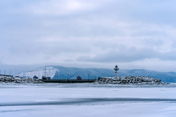 Vista de invierno del nuevo faro de acero en el terraplén del río Volga en la ciudad de Togliatti - Foto, Imagen