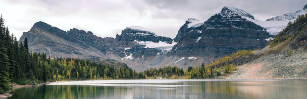 Paysages montagneux étonnants dans le parc provincial Mount Assiniboine, Colombie-Britannique, Canada Saison d'automne - Photo, image