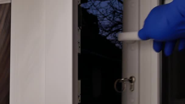 homem fecha uma porta de entrada em uma casa - Filmagem, Vídeo