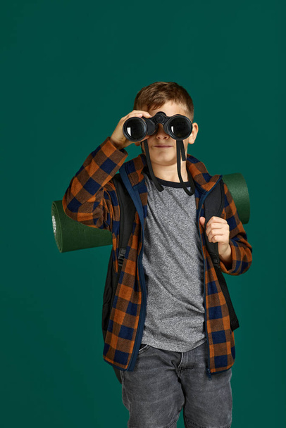 Little boy tourist with binoculars - Valokuva, kuva