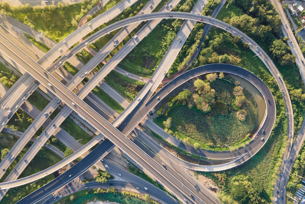 Luchtfoto van de kruising van de weg of de snelweg met drukke stedelijke verkeerssnelheden op de weg. Junction netwerk van vervoer genomen door drone. - Foto, afbeelding
