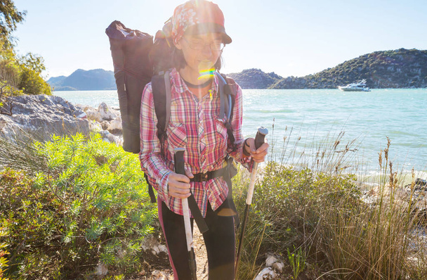 Dívka turistika s batohem na pobřeží Turecka Lycian způsob - Fotografie, Obrázek