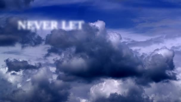 Inspirational motivation quote Ne laissez jamais votre peur décider de votre avenir, sur fond de ciel nuageux. - Séquence, vidéo