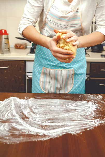 Young Woman cooking in the Kitchen, prepares the dough for baking - Foto, Bild