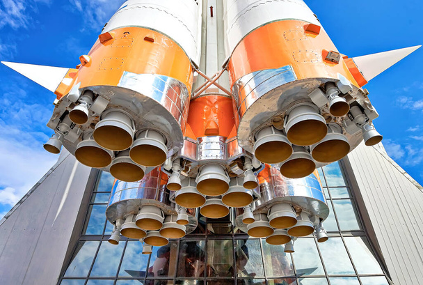 青い空の背景にロシアの宇宙船の宇宙ロケットエンジン - 写真・画像