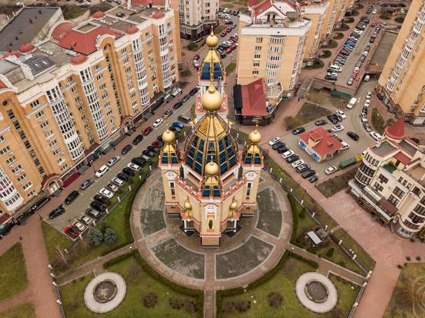 Hava aracı görüntüsü. Kiev 'deki Obolon Ortodoks Kilisesi Bulutlu bir sabahta. - Fotoğraf, Görsel