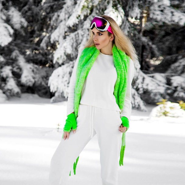 Retrato de invierno de mujer joven. Modelo de moda de invierno con traje de esquí y gafas. Mujer joven atractiva en invierno al aire libre. Montañas, nieve blanca en el mágico día de invierno. - Foto, Imagen