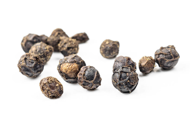 granos de pimienta negra con una textura visible sobre un fondo blanco - Foto, imagen