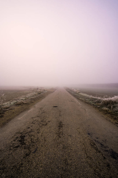 samotna droga w głębokiej mgle - Zdjęcie, obraz