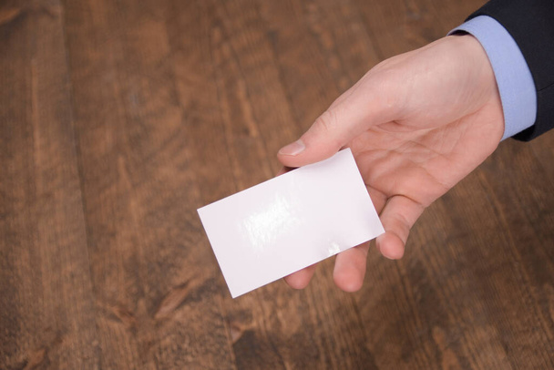 手は丸みを帯びたコーナーと空白の白いカードモックアップを保持します。プレーンコールカードモックアップテンプレート腕を保持する。プラスチッククレジットカードの表示フロント。オフセットカードのデザインを確認します。ブランド事業 - 写真・画像