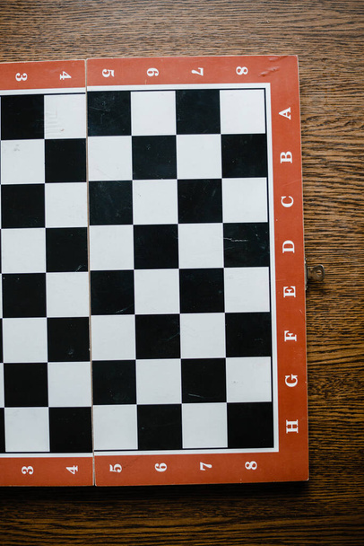 Charkov, Ukrajina. 05.01.21 šachovnice je před zápasem na stole prázdná. - Fotografie, Obrázek