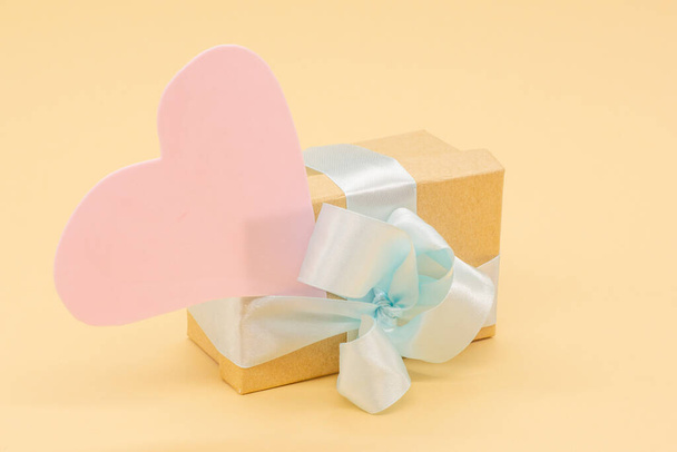box with satin ribbon and the pink hear. Happy valentine's day, birthday, March 8. The concept of the holiday - Foto, Imagen