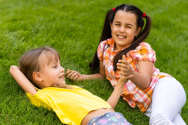 felici bambini eccitati divertirsi insieme sul parco giochi - Foto, immagini