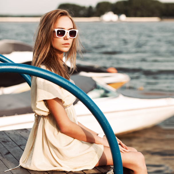 beautiful girl at sea pier - Foto, Imagen