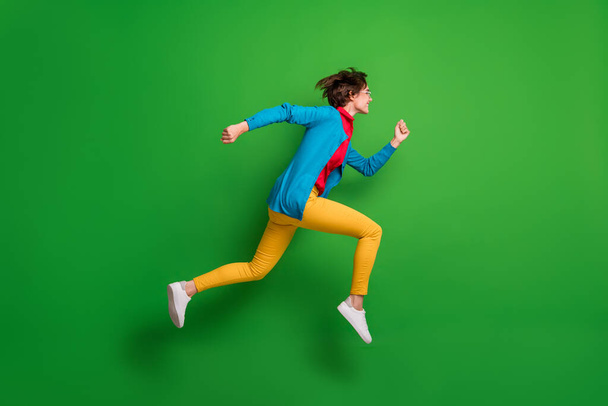 Full length body size side profile photo of jumping high hurrying up running girl isolated on vivid green color background - Fotografie, Obrázek