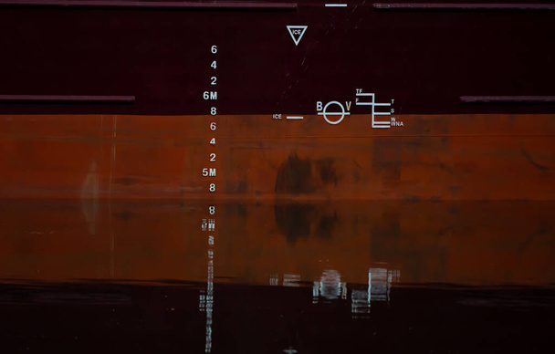 Linea Plimsol e linee di pescaggio sullo scafo in acciaio di una grande nave da carico. Foto di alta qualità - Foto, immagini