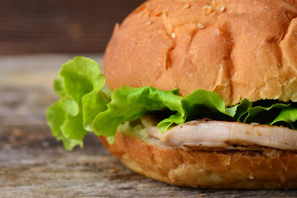 Burger leggero con filetto di pollo - Foto, immagini