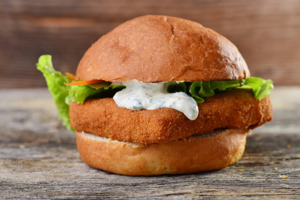 Vers en gebakken vis hamburger met groenten - Foto, afbeelding