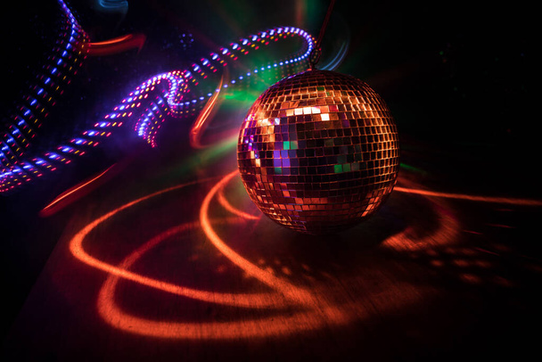 Bunte Disco-Spiegelkugel beleuchtet Nachtclub Hintergrund. Party zündet Discokugel an. Selektiver Fokus - Foto, Bild