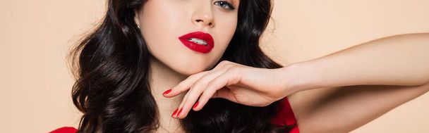 vue recadrée de la jeune femme brune aux lèvres rouges isolées sur rose, bannière - Photo, image