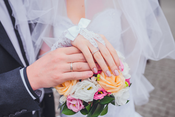 невеста и жених показывают свои кольца
 - Фото, изображение