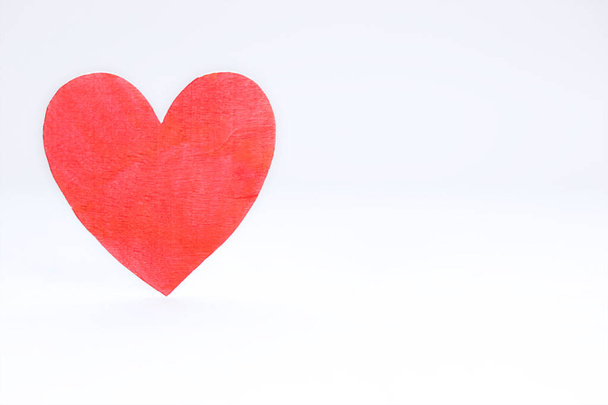 Achtergrond van een houten hart tegen witte achtergrond - Foto, afbeelding