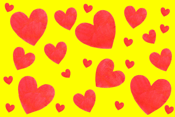 Verschillende houten hartjes tegen gele achtergrond, liefdesconcept - Foto, afbeelding