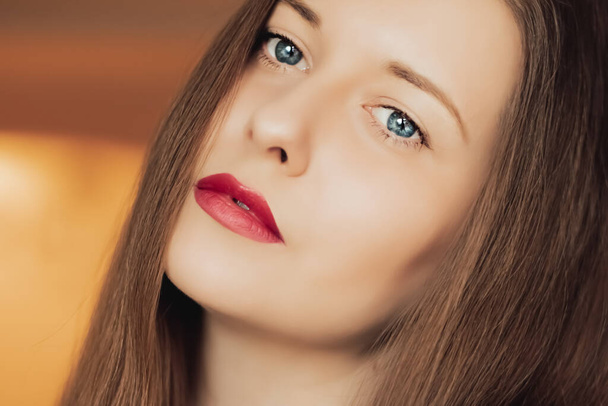 Mladá žena s červenou rtěnkou make-up, detailní portrét obličeje, kosmetika péče o pleť a přírodní krása koncept - Fotografie, Obrázek