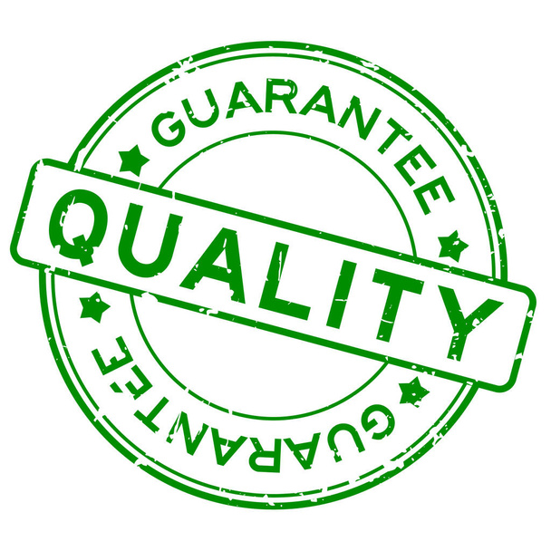 Grunge groene kwaliteit garantie woord ronde rubber zegel stempel op witte achtergrond - Vector, afbeelding