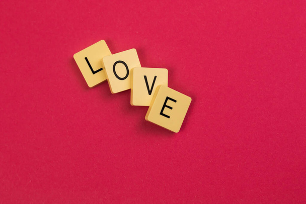Αγάπη έννοια λέξη φόντο στο κόκκινο, φωτογραφία Ημέρα του Αγίου Βαλεντίνου - Φωτογραφία, εικόνα