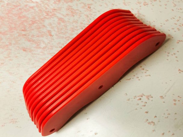 Červený vyrobený PET-G plast s troskami kolem něj ze směrování okrajů a s kopírovacím prostorem. - Fotografie, Obrázek