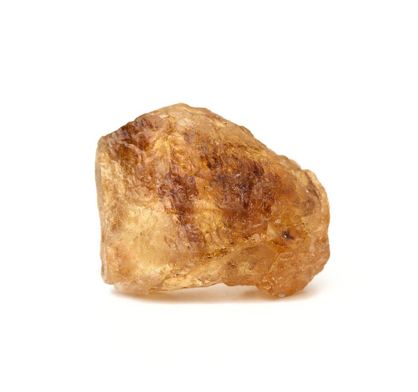 grumeau de sucre de canne brun isolé sur fond blanc, gros plan - Photo, image