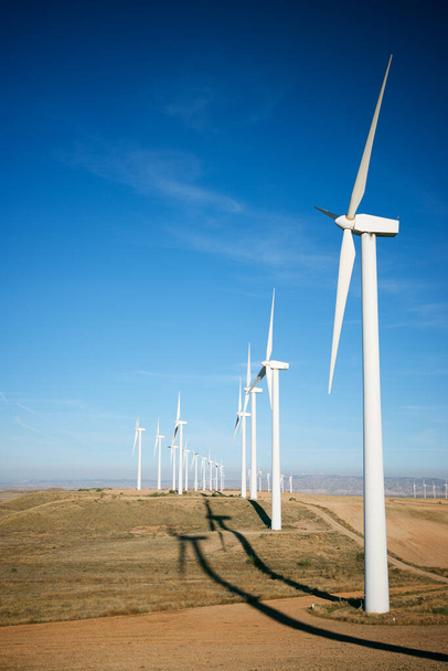スペインのサラゴサ県アラゴン州の電力生産のための風力タービン. - 写真・画像