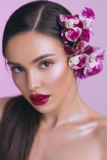 Closeup rosto de uma jovem mulher bonita com maquiagem e flor - Foto, Imagem