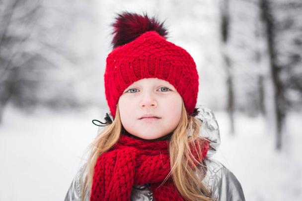 Happy Baby Girl portrait In red Hat Outdoor Winter Background - Foto, afbeelding
