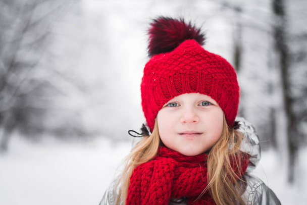 Happy Baby Girl portrait In red Hat Outdoor Winter Background - Zdjęcie, obraz