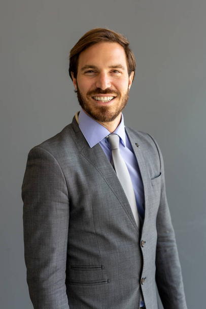 Handsome smiling confident business man portrait in office - Foto, afbeelding