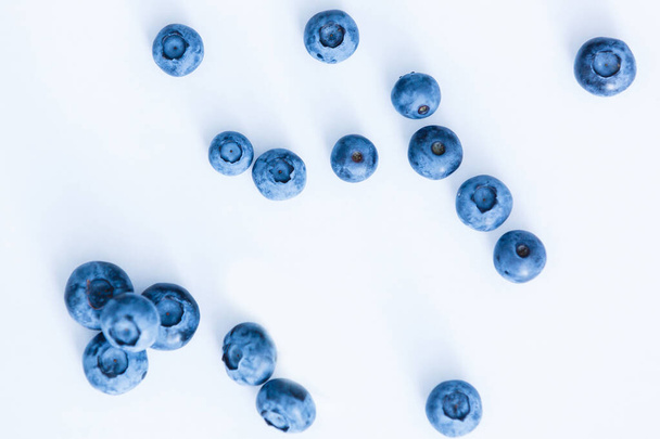 Groupe de bleuets frais juteux isolés sur fond blanc - Photo, image