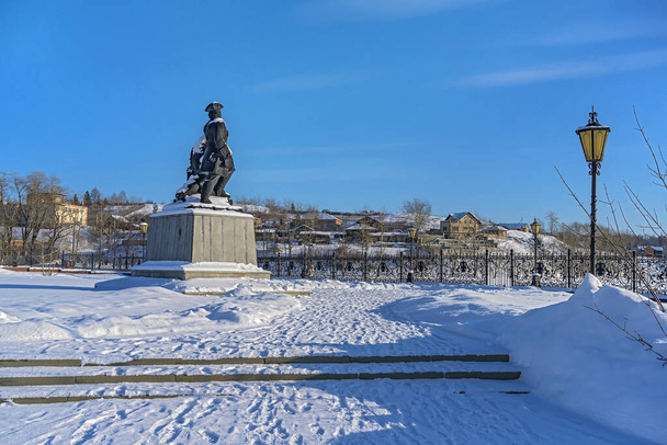 vista della città invernale di Nevyansk (Russia) dal parco storico. questo è il posto più bello della città con monumenti, lanterne, panchine e grate in ghisa traforata. giornata di sole, cielo blu - Foto, immagini