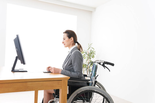 Mladá žena pracující na invalidním vozíku - Fotografie, Obrázek