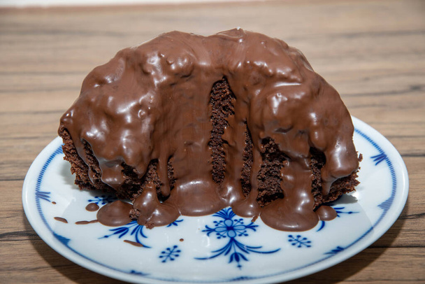 moitié gâteau au chocolat échoué avec glaçage - Photo, image