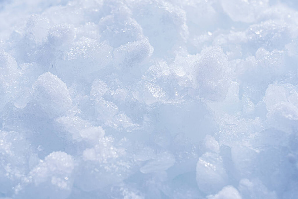 Zachte focus achtergrond. IJs en sneeuw macro textuur close-up. Buitenaanzicht van ijsblokken en sneeuw in de winter - Foto, afbeelding