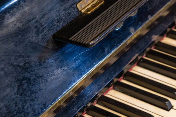 viejo, piano vintage en la habitación - Foto, imagen