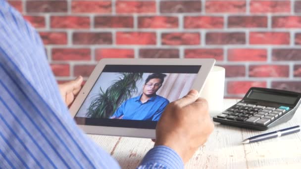 uomo d'affari in possesso di tablet digitale discutere idee in videoconferenza  - Filmati, video
