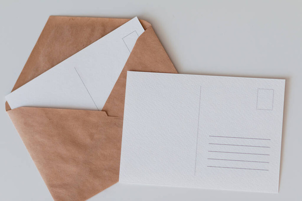 конверт изолирован на белом фоне с пустой картой - Фото, изображение