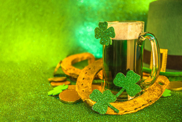 Menu baru St Patrick 's Day w tle. Green Beer In Glass with And with Horseshoe, shamrock clover decor, złote monety, na zielonym bokeh błyszczącym tle. Kartka świąteczna św. Patryka makieta - Zdjęcie, obraz