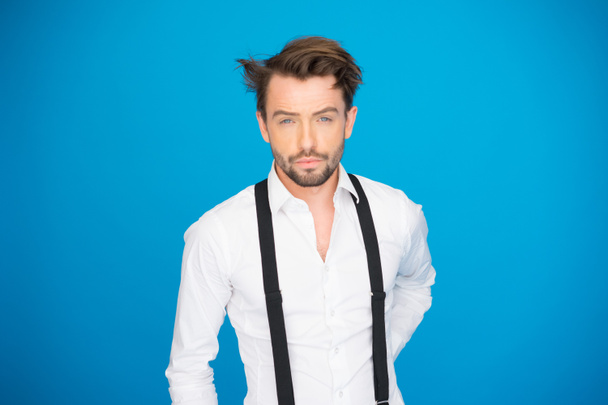 jóképű férfi, a kék-fehér inget és fogszabályozó viselése - Fotó, kép