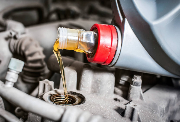 Verter aceite de motor nuevo en el motor del coche. Primer plano - Foto, imagen