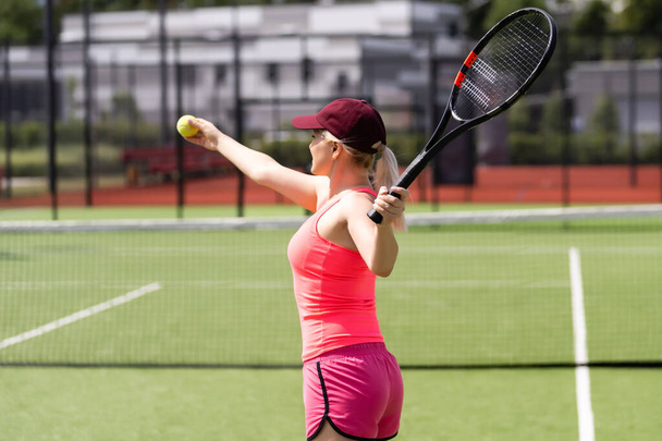 Bonita desportista com raquete no campo de ténis. Estilo de vida saudável - Foto, Imagem